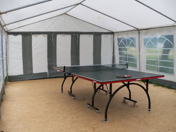Stół do tenisa stołowego.