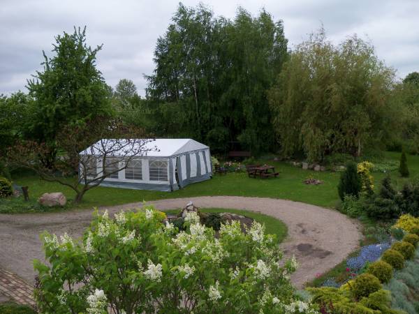 Widok przed domem. Namiot 40m/kw.