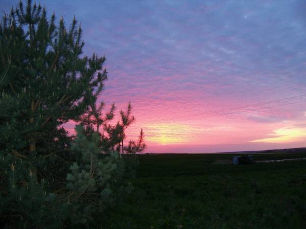 Jeden z pięknych zachodów słońca. Widok z podwórka w stronę pól.