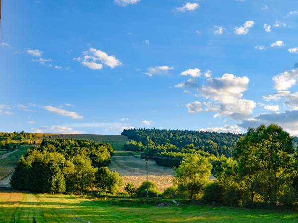 Widok na górę Ostry Dział ze schodów domku całorocznego