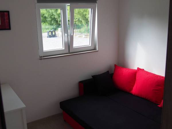 Pokój drugi, rozkładana kanapa