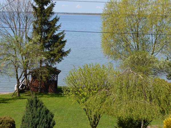 Teren rekreacyjno-wypoczynkowy z parkingiem.