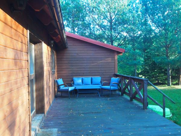 taras od poludnia z meblami tarasowymi