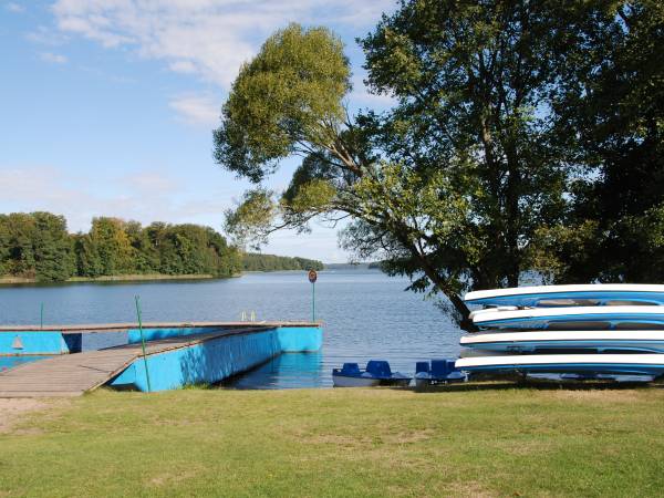 jezioro z sprzetem pływającym
