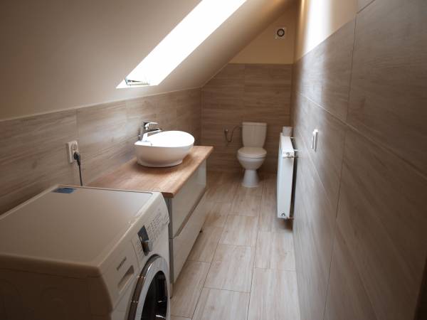Łazienka ogólnodostępna z pralką