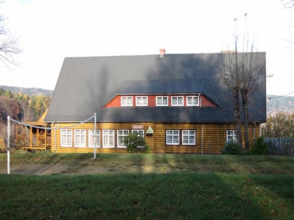 Szkolne Schronisko Złoty Widok w Piechowicach - Michałowicach boisko