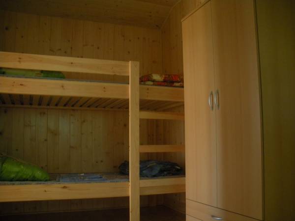 domek dysponuje między innymi łóżkiem pię