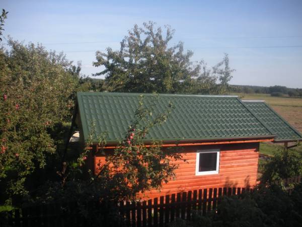 Widok na domek z boku.