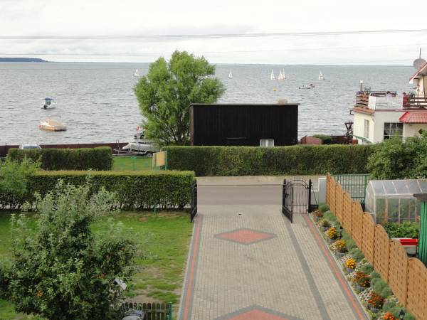 Widok z pokoju na morze - wjazd na posesje.