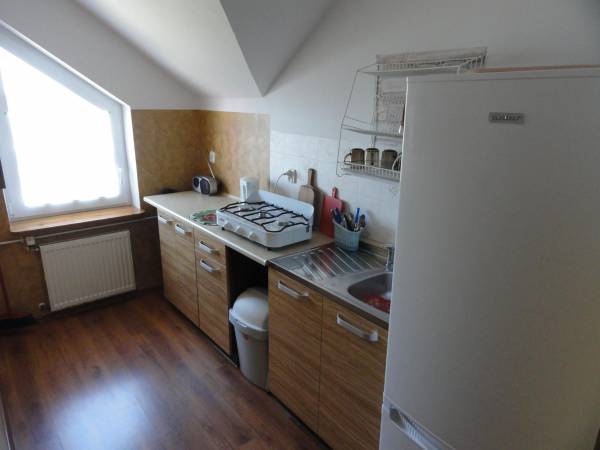 Kuchnia,z lodówką, naczyniami i sztućcami dla gości :)