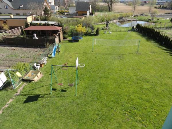 Widok na ogród z atrakcjami dla dzieci :)