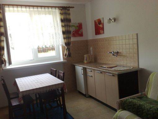 Pokój 4-osobowy pod nazwa Wrocław.Znajduje się na parterze,z niezależnym wejściem i kawałkiem trawki.