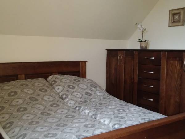 Sypialnia na piętrze /domek po lewej stronie/