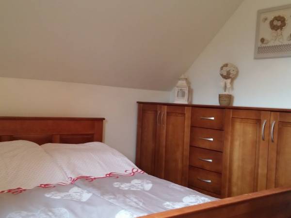 Sypialnia na piętrze /domek po prawej stronie/