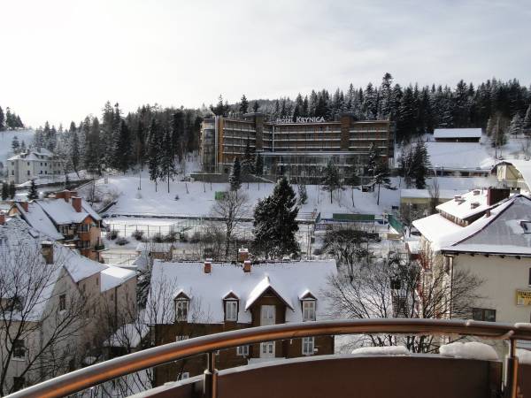widok na hotel Krynica i góry