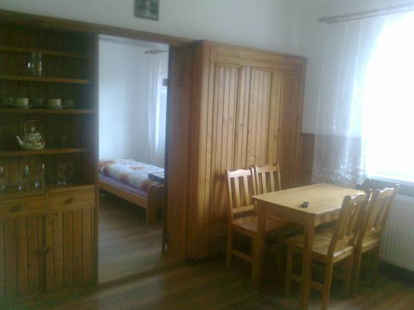 W domku są dwa pokoiki, dwu osobowe.