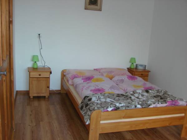 W domku są dwa pokoiki, dwu osobowe.