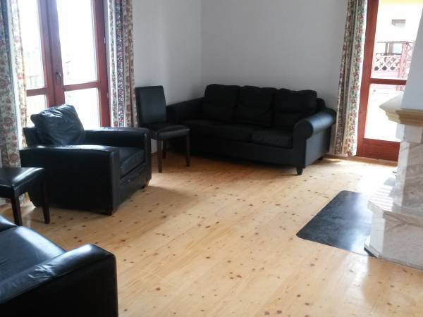 Sala kominkowa + salon w domu środkowym