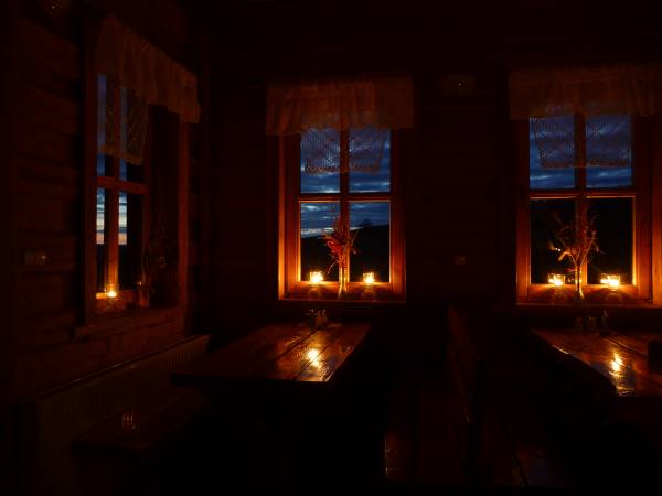 Widok z sali o zachodzie słońca. Pasmo gór za oknem. W dole (niewidoczne na zdjęciu) wyciągi narciarskie oraz wyciąg i stok snowtubing.