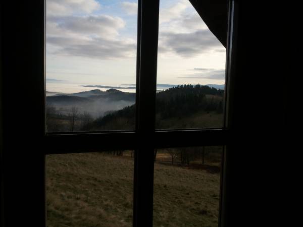 Widok z okna pokoju. Pasmo Gór Sowich, w oddali Śnieżnik, Góry Stołowe. Widać nawet Zieleniec.