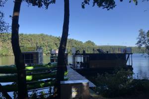 PŁYWAJĄCE DOMY NA WODZIE