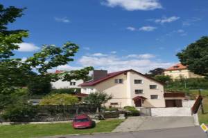 Dom z altaną w ogródku