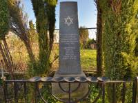 Pomnik w miejscu synagogi