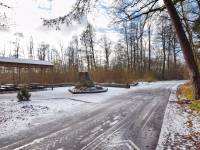 Pomnik 16 południka we wschodniej części Chłopów