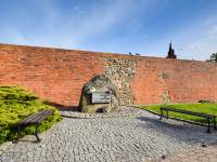 Pomnik i tablice upamiętniające historię miasta Lubin