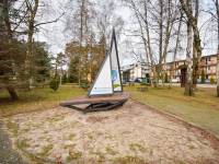 Foto ławeczka w Dźwirzynie 