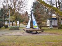 Foto ławeczka w Dźwirzynie 