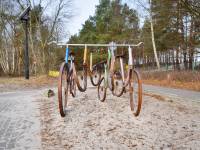 Miłość od pierwszego jeżdżenia - rzeźba w Grzybowie