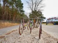 Miłość od pierwszego jeżdżenia - rzeźba w Grzybowie