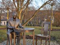 Stoliczek Krzysztofa Kolbergera w Międzyzdrojach