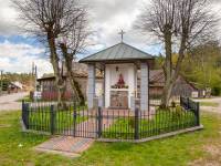 Kapliczka z figurami świętych w Serpelicach