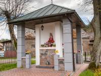 Kapliczka z figurami świętych w Serpelicach