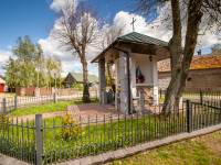 Kapliczka z figurami świętych w Serpelicach