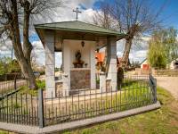 Kapliczka z figurami świętych w Serpelicach