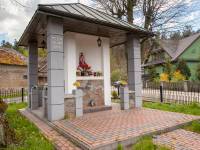 Kapliczka z figurami świętych w Serpelicach