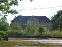 Ruiny neoklasycystycznego pałacu