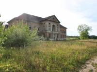 Ruiny neoklasycystycznego pałacu