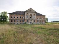 Ruiny neoklasycystycznego pałacu