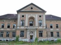 Ruiny neoklasycystycznego pałacu