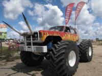 Labirynt w polu kukurydzy i autobus do góry kołami