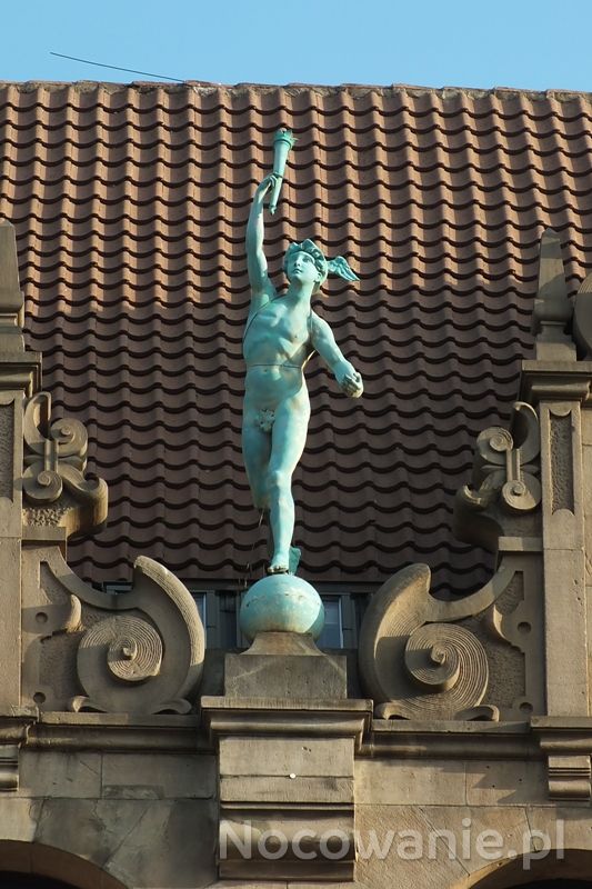 Ptakiem Hermesa Nazywają Mnie Zjadam Swe Skrzydła By Poskromić Się Posąg Hermesa na dachu kamienicy nr 39-40, Wrocław, zdjęcia