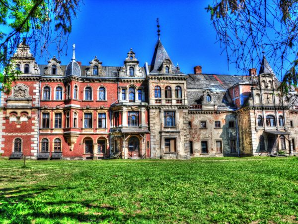 Pałac zbudowany został w roku 1826. Wzniesiono go na miejscu dawnego drewnianego dworu pochodzącego z XVII wieku.