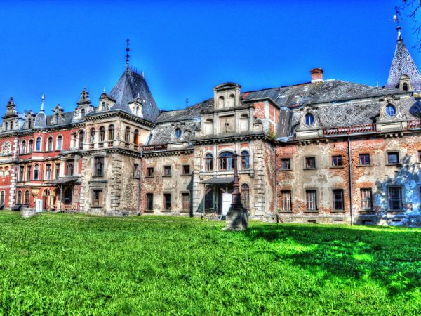 Pałac zbudowany został w roku 1826. Wzniesiono go na miejscu dawnego drewnianego dworu pochodzącego z XVII wieku.