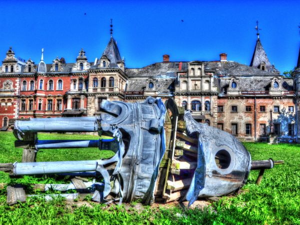 Pałac zbudowany został w roku 1826. Wzniesiono go na miejscu dawnego drewnianego dworu pochodzącego z XVII wieku.