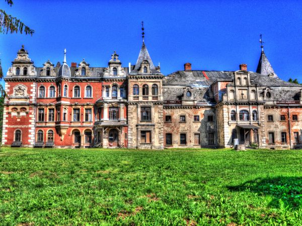 Pałac zbudowany został w roku 1826. Wzniesiono go na miejscu dawnego drewnianego dworu pochodzącego z XVII wieku.