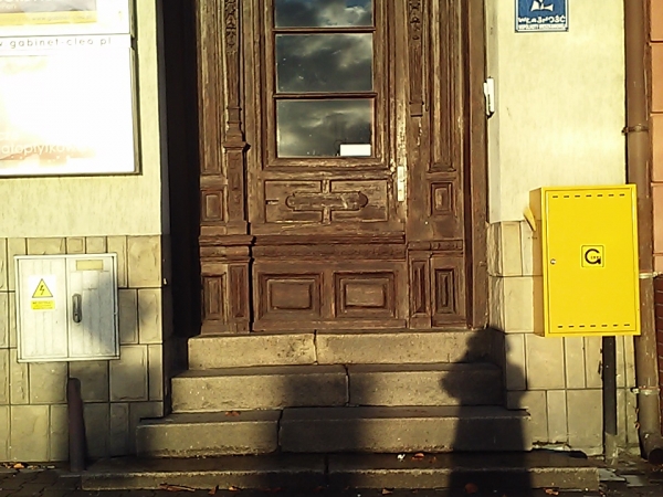 Detal miasta.Drzwi wejściowe do kamienicy.Pl.Konstytucji